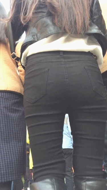 颜值不错的黑裤美女[995M/MOV]