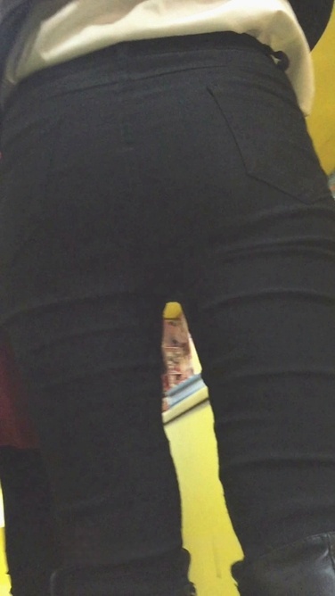 颜值不错的黑裤美女[995M/MOV]