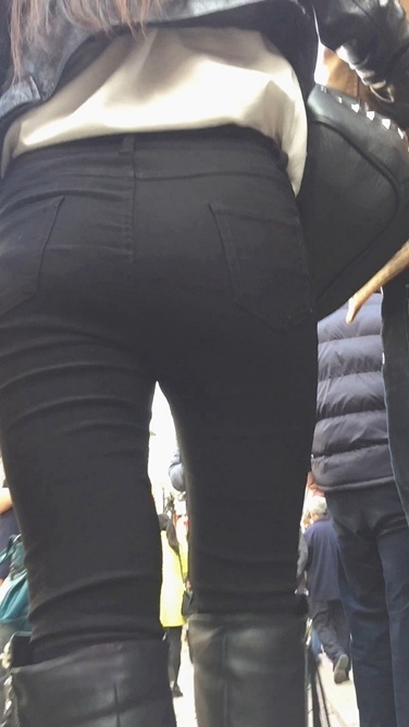 颜值不错的黑裤美女[995M/MOV]