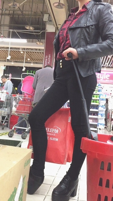 皮衣黑紧裤翘臀美眉[1.26G/MOV]