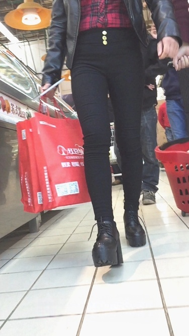 皮衣黑紧裤翘臀美眉[1.26G/MOV]