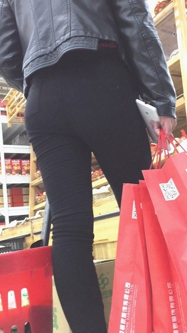 皮衣黑紧裤翘臀美眉[1.26G/MOV]