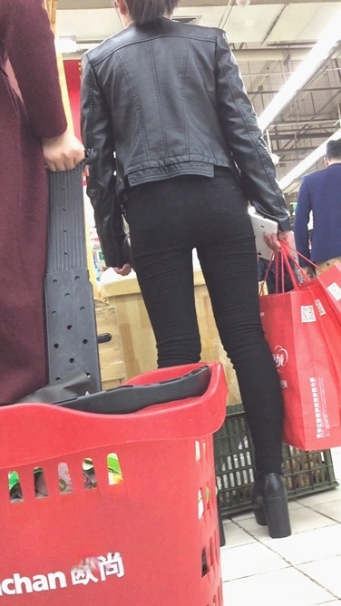 皮衣黑紧裤翘臀美眉[1.26G/MOV]
