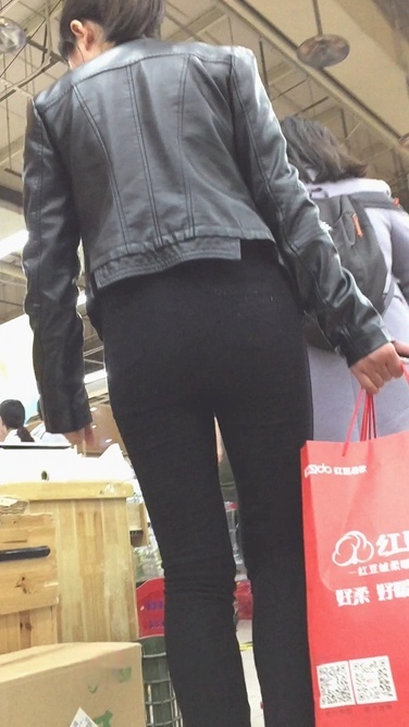 皮衣黑紧裤翘臀美眉[1.26G/MOV]