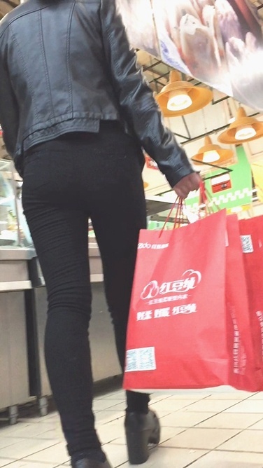 皮衣黑紧裤翘臀美眉[1.26G/MOV]