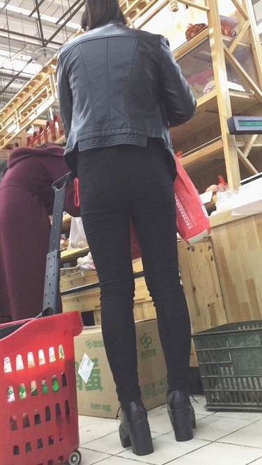 皮衣黑紧裤翘臀美眉[1.26G/MOV]