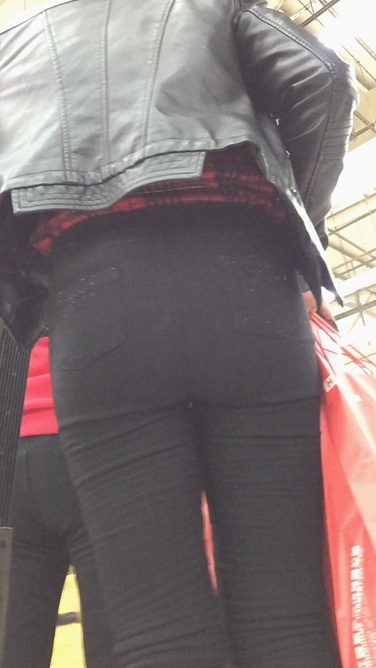 皮衣黑紧裤翘臀美眉[1.26G/MOV]