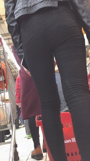 皮衣黑紧裤翘臀美眉[1.26G/MOV]