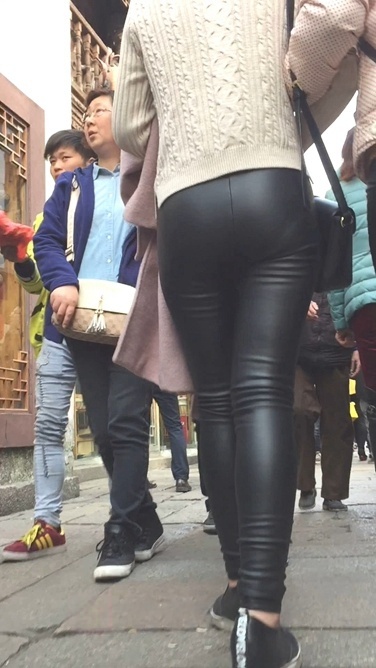 两个皮裤美眉身材就是好[818M/MOV]