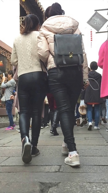 两个皮裤美眉身材就是好[818M/MOV]