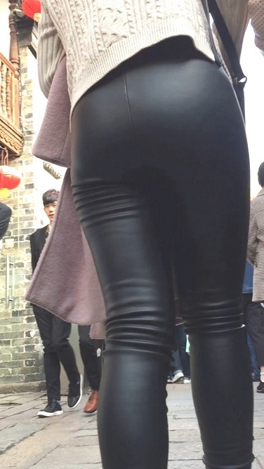 两个皮裤美眉身材就是好[818M/MOV]