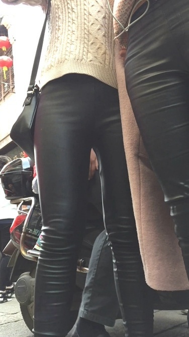 两个皮裤美眉身材就是好[818M/MOV]