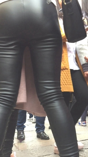 两个皮裤美眉身材就是好[818M/MOV]