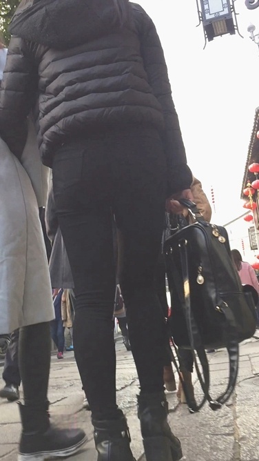 正面捕获黑色紧身裤美眉的前三角区[799M/MOV]