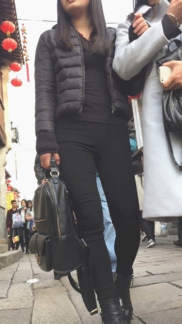 正面捕获黑色紧身裤美眉的前三角区[799M/MOV]