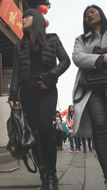 正面捕获黑色紧身裤美眉的前三角区[799M/MOV]