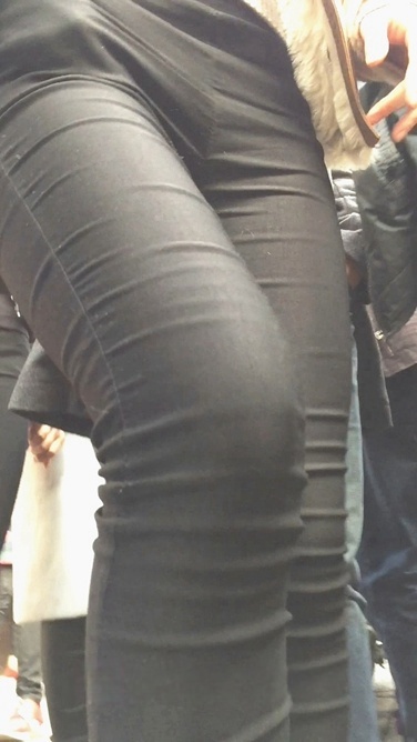 正面捕获黑色紧身裤美眉的前三角区[799M/MOV]