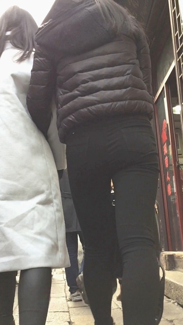 正面捕获黑色紧身裤美眉的前三角区[799M/MOV]