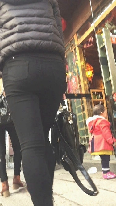 正面捕获黑色紧身裤美眉的前三角区[799M/MOV]