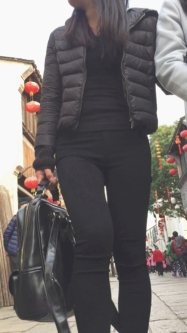 正面捕获黑色紧身裤美眉的前三角区[799M/MOV]