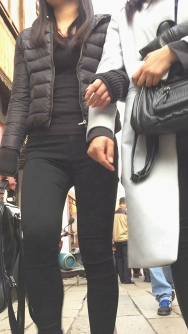 正面捕获黑色紧身裤美眉的前三角区[799M/MOV]