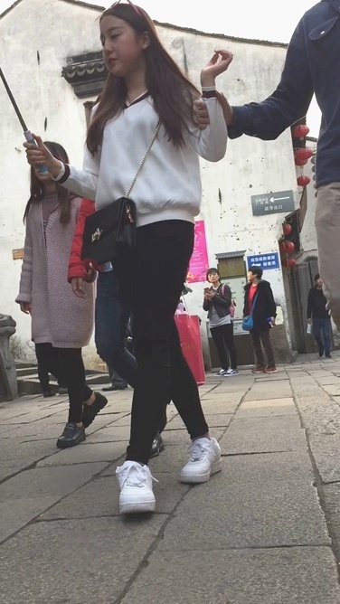 和男友玩自拍的黑色紧身裤小妹[625M/MOV]