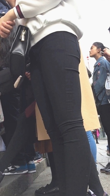 和男友玩自拍的黑色紧身裤小妹[625M/MOV]