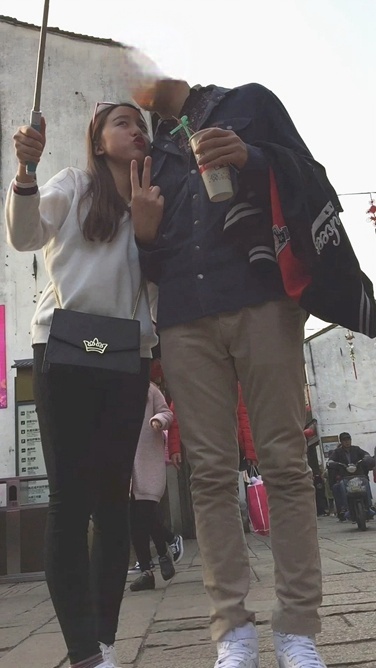 和男友玩自拍的黑色紧身裤小妹[625M/MOV]