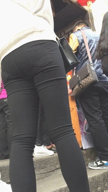 和男友玩自拍的黑色紧身裤小妹[625M/MOV]