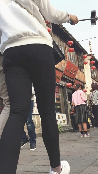 和男友玩自拍的黑色紧身裤小妹[625M/MOV]