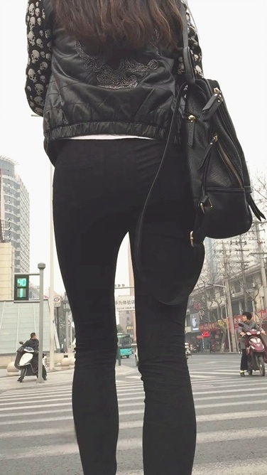 街拍时尚黑色紧身裤美眉[623M/MOV]