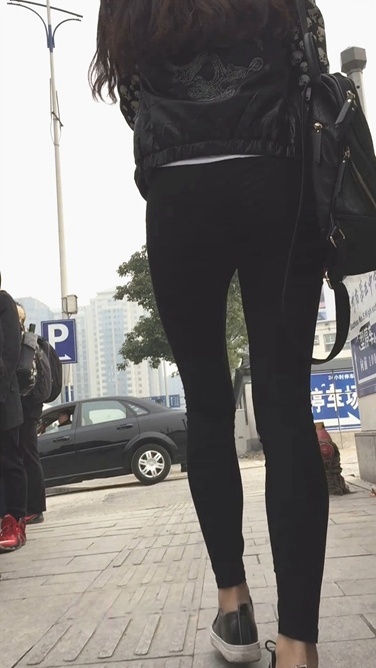 街拍时尚黑色紧身裤美眉[623M/MOV]