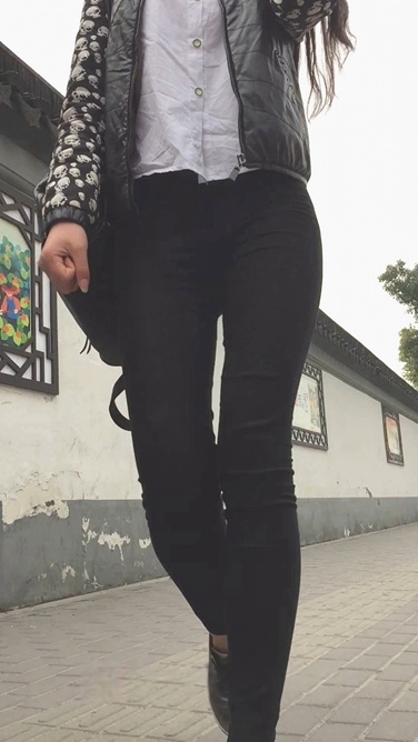 街拍时尚黑色紧身裤美眉[623M/MOV]