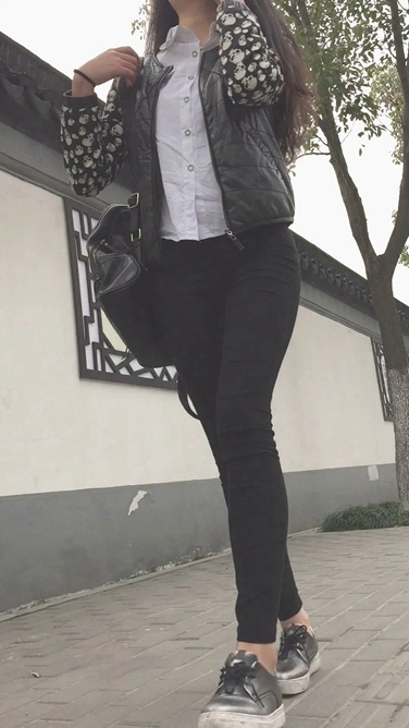 街拍时尚黑色紧身裤美眉[623M/MOV]