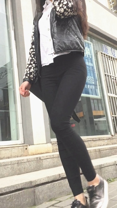 街拍时尚黑色紧身裤美眉[623M/MOV]