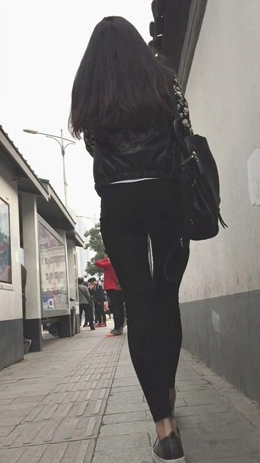 街拍时尚黑色紧身裤美眉[623M/MOV]