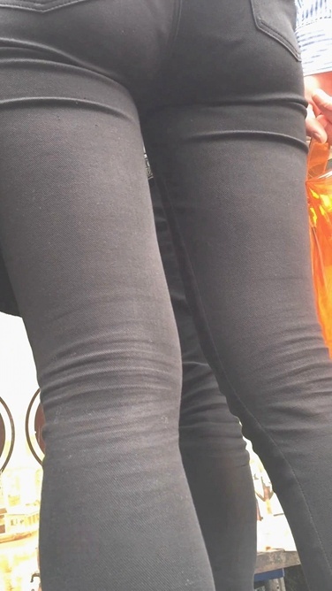 蓝白条纹衬衫紧身裤美女[516M/MOV]