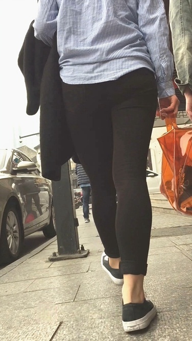 蓝白条纹衬衫紧身裤美女[516M/MOV]