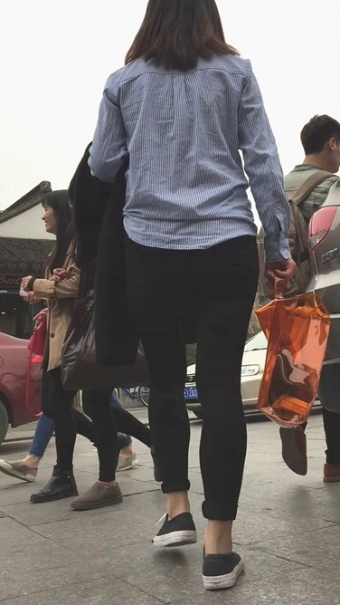 蓝白条纹衬衫紧身裤美女[516M/MOV]