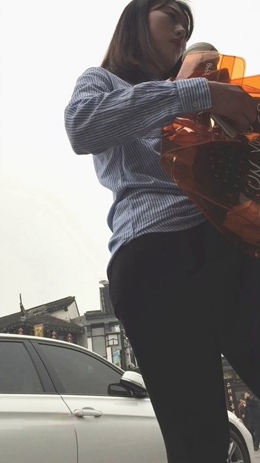 蓝白条纹衬衫紧身裤美女[516M/MOV]