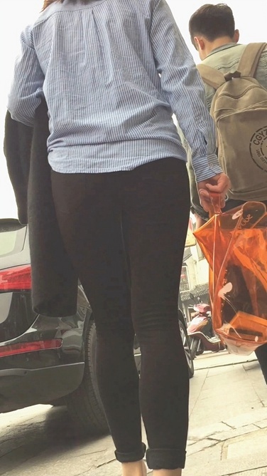 蓝白条纹衬衫紧身裤美女[516M/MOV]