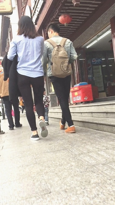 蓝白条纹衬衫紧身裤美女[516M/MOV]