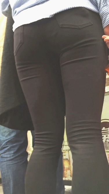 蓝白条纹衬衫紧身裤美女[516M/MOV]