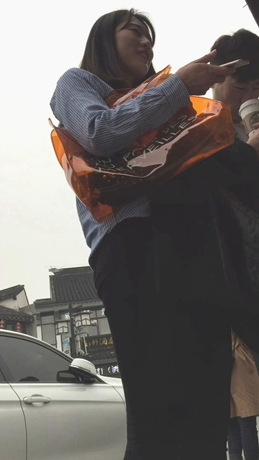 蓝白条纹衬衫紧身裤美女[516M/MOV]