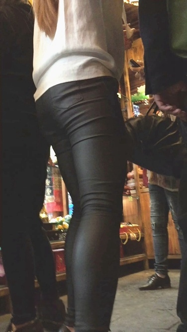 长发皮裤美女，身材不错啊[180M/MOV]