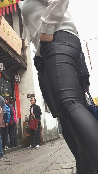 长发皮裤美女，身材不错啊[180M/MOV]