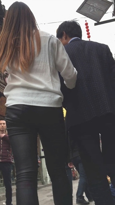 长发皮裤美女，身材不错啊[180M/MOV]