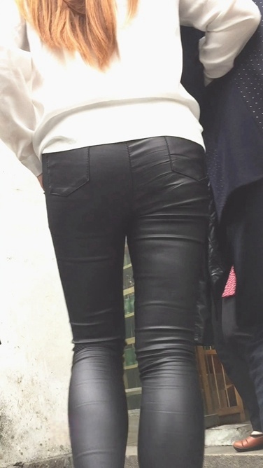 长发皮裤美女，身材不错啊[180M/MOV]