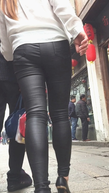 长发皮裤美女，身材不错啊[180M/MOV]