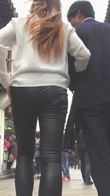 长发皮裤美女，身材不错啊[180M/MOV]